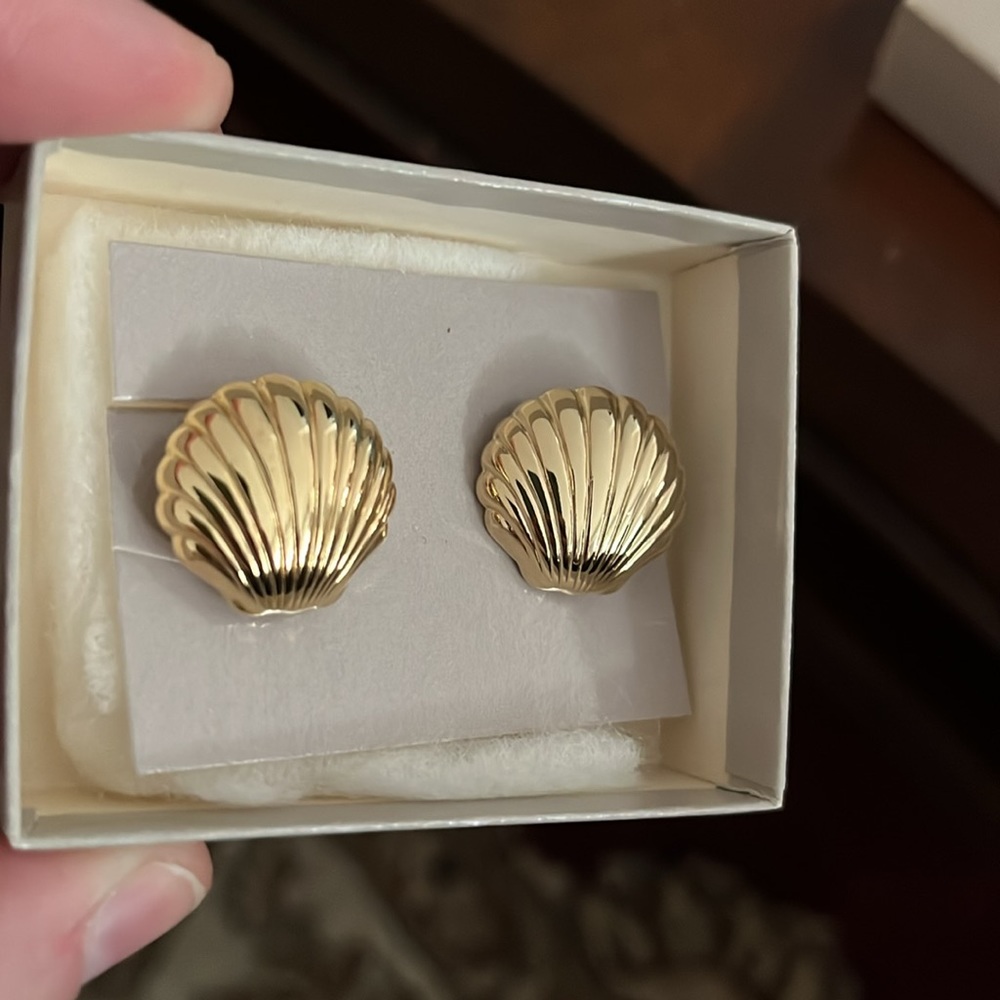 Avon Scallop Shell clip earrings